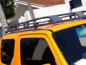 Bagageiro de teto gradeado instalado em um jeep