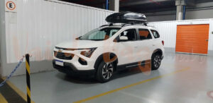 Chevrolet Spin com bagageiro de teto de 450 litros da aluguel de bagageiro com a locadora Localiza, ideal para viagens com mais espaço e conforto.